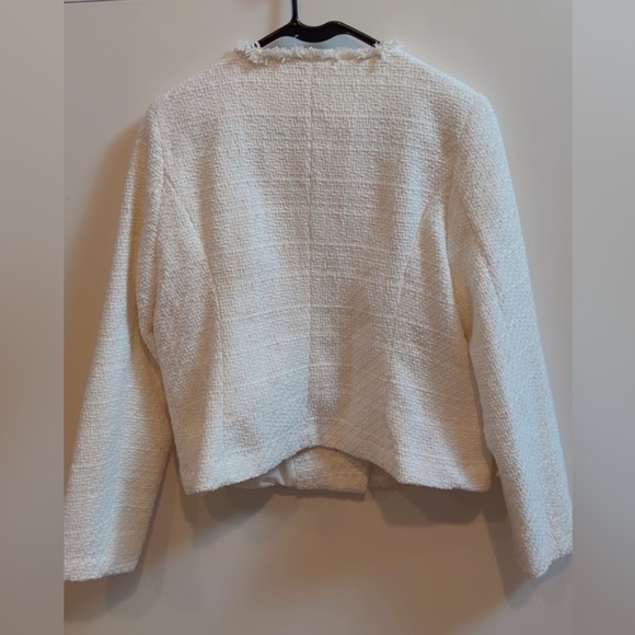 Chanel Style White Tweed Jacket Zip Front
Frayed Trim Cropped Blazer - Picture 6 of 7
